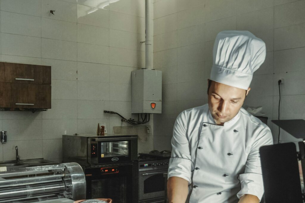 Bakker aan het werk in het atelier