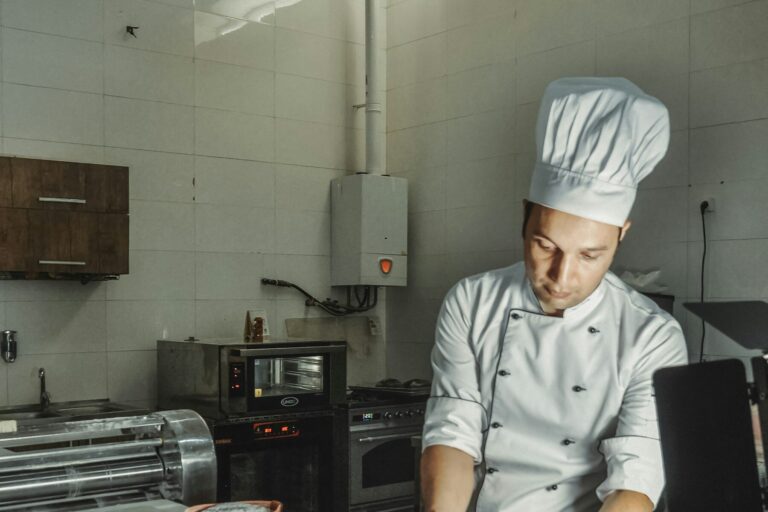 Bakker aan het werk in het atelier